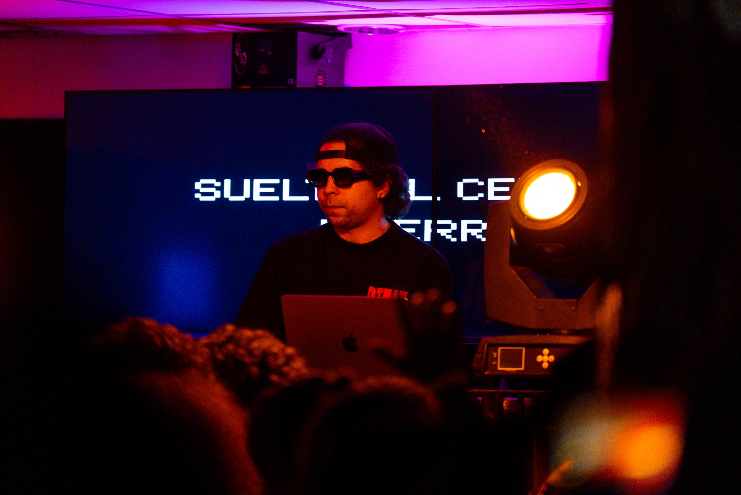 DJ en cabina en un evento de Otra Rutina